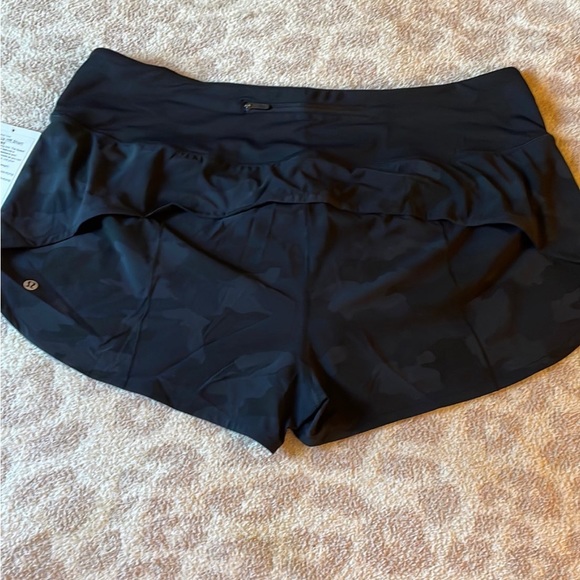 Lululemon shorts size 18 - Picture 4 of 4